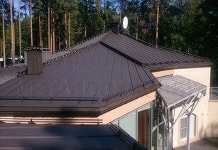 Монтаж снегозадержателей по периметру кровли
